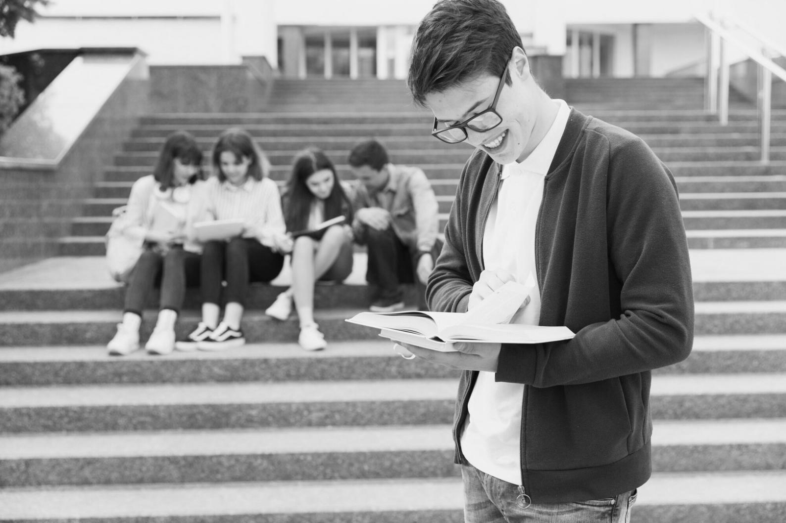 Ausbilder zeigt einer Schülerin professionelle Schnittechniken